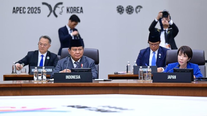 Prabowo Subianto di KTT APEC 2025 Prabowo Subianto memberikan sambutan di sesi pertama APEC Economic Leadersβ Meeting (AELM) yang digelar di Hwabaek International Convention Centre (HICO), Gyeongju, Korea Selatan, Jumat (31/10/2025).