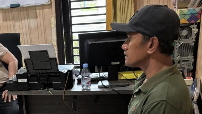 Pria yang naik kapal untuk mencari besi tua diperiksa polisi