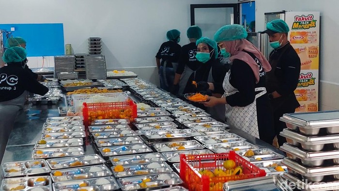 Proses pemorsian MBG di SPPG Citeureup Cimahi Proses pemorsian MBG di SPPG Citeureup Cimahi