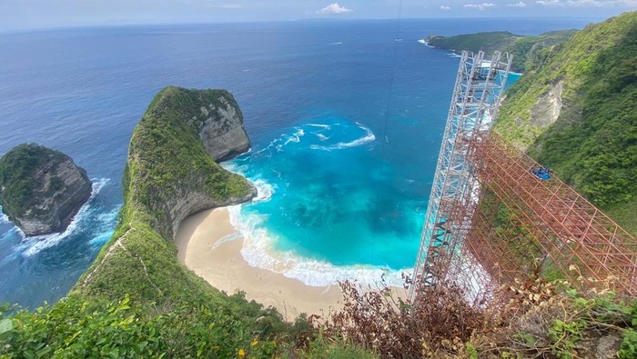 Proyek lift  di tebing curam Pantai Kelingking, Nusa Penida, Klungkung, Bali. (Foto: Dok. Istimewa) Proyek lift  di tebing curam Pantai Kelingking, Nusa Penida, Klungkung, Bali. (Foto: Dok. Istimewa)