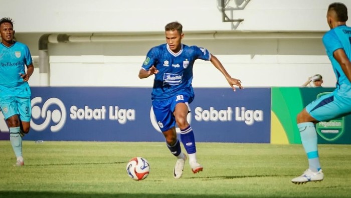 Aksi pemain PSIS, Krisna Jhon dalam laga melawan tuan rumah Persela, Jumat (31/10/2025).