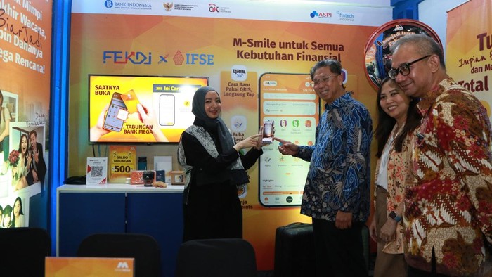 QRIS Cross Border Permudah Pembayaran di Enam Negara Asia Direktur Utama Bank Mega Kostaman Thayib bersama jajaran manajemen menyapa nasabah yang bertransaksi menggunakan fitur QRIS Cross Border melalui aplikasi M-Smile pada ajang Festival Ekonomi Keuangan Digital Indonesia (FEKDI) 2025 di Jakarta, Kamis (30/10/2025).