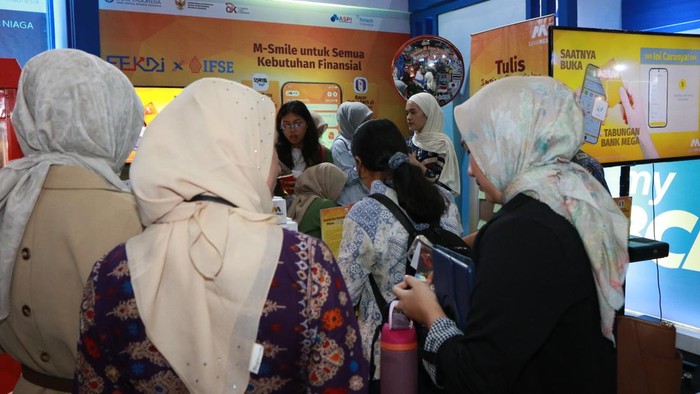 QRIS Cross Border Permudah Pembayaran di Enam Negara Asia Direktur Utama Bank Mega Kostaman Thayib bersama jajaran manajemen menyapa nasabah yang bertransaksi menggunakan fitur QRIS Cross Border melalui aplikasi M-Smile pada ajang Festival Ekonomi Keuangan Digital Indonesia (FEKDI) 2025 di Jakarta, Kamis (30/10/2025).