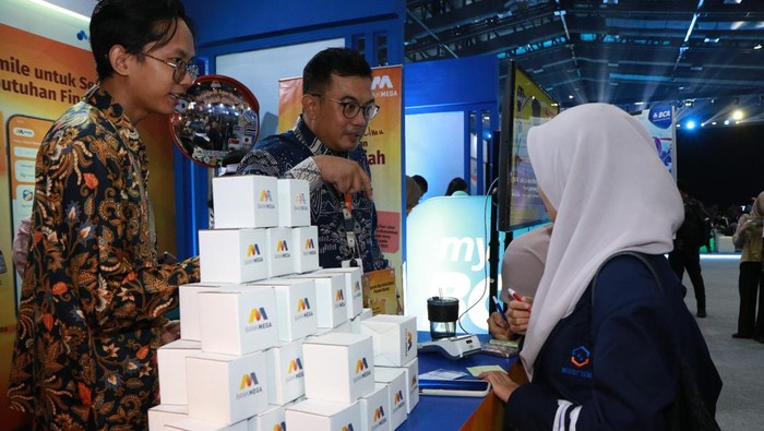 QRIS Cross Border Permudah Pembayaran di Enam Negara Asia Direktur Utama Bank Mega Kostaman Thayib bersama jajaran manajemen menyapa nasabah yang bertransaksi menggunakan fitur QRIS Cross Border melalui aplikasi M-Smile pada ajang Festival Ekonomi Keuangan Digital Indonesia (FEKDI) 2025 di Jakarta, Kamis (30/10/2025).