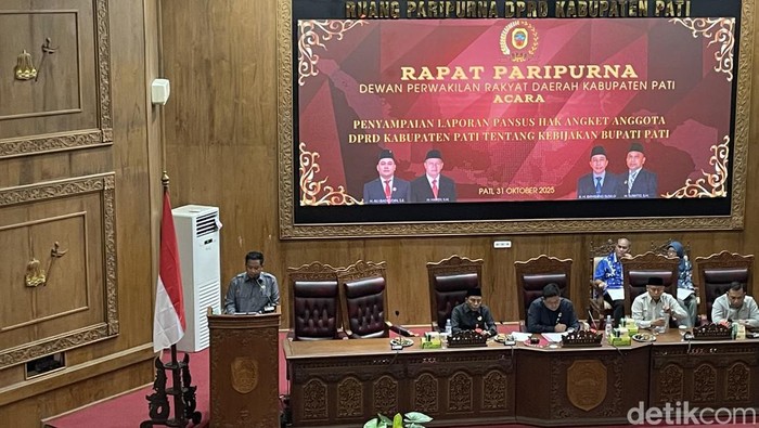 Rapat paripurna pemakzulan Bupati Pati di DPRD Pati, Jumat (31/10/2025). Rapat paripurna pemakzulan Bupati Pati di DPRD Pati, Jumat (31/10/2025).