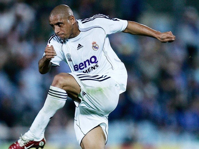 MADRID, SPAIN - OCTOBER 14:  Roberto Carlos of Real Madrid shoots a free kick during the Primera Liga match between Getafe and Real Madrid at the Alfonso Perez stadium on October 14, 2006 in Madrid, Spain. Getafe won 1-0.  (Photo by Denis Doyle/Getty Images)