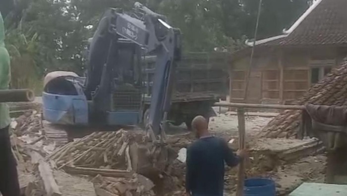 Backhoe saat menghancurkan rumah di Sragen.
