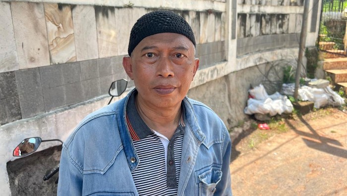 Salah satu keluarga yang makamnya terdampak tembok pembatas roboh di TPU Jeruk Purut (Fadil/detikcom) Salah satu keluarga yang makamnya terdampak tembok pembatas roboh di TPU Jeruk Purut (Fadil/detikcom)