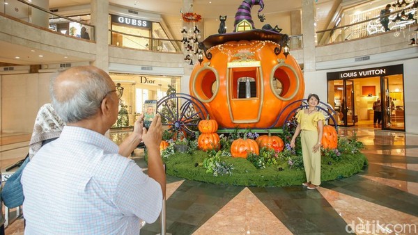 Sambut Halloween, Kereta Labu Raksasa Hiasi Mal Jakarta