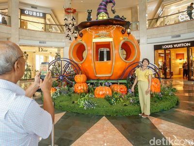 Sambut Halloween, Kereta Labu Raksasa Hiasi Mal Jakarta
