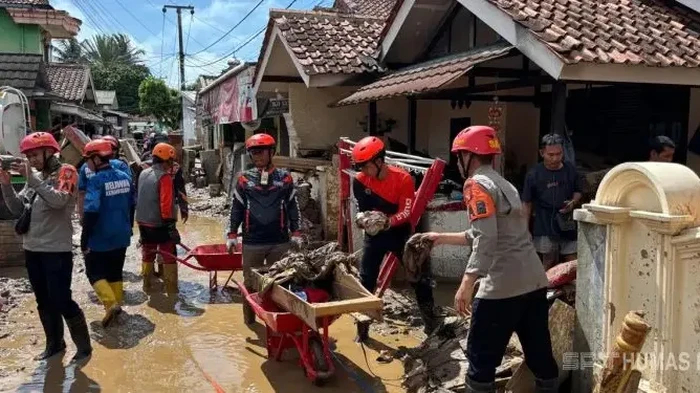 Satbrimob Polda Jawa Barat melaksanakan operasi pemulihan dan pembersihan lokasi terdampak banjir di Cisolok, Kabupaten Sukabumi. Satbrimob Polda Jawa Barat melaksanakan operasi pemulihan dan pembersihan lokasi terdampak banjir di Cisolok, Kabupaten Sukabumi.