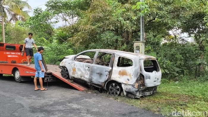 Satu unit minibus ludes terbakar di tanjakan Tompak, Giripurwo, Girimulyo, Kulon Progo, Jumat (31/10/2025). Satu unit minibus ludes terbakar di tanjakan Tompak, Giripurwo, Girimulyo, Kulon Progo, Jumat (31/10/2025).