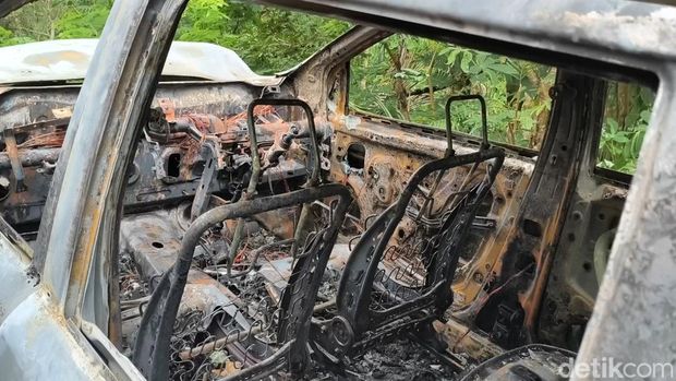 Satu unit minibus ludes terbakar di tanjakan Tompak, Giripurwo, Girimulyo, Kulon Progo, Jumat (31/10/2025). Satu unit minibus ludes terbakar di tanjakan Tompak, Giripurwo, Girimulyo, Kulon Progo, Jumat (31/10/2025).