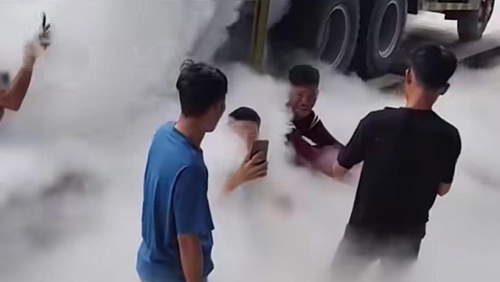 Sejumlah warga menikmati uap oksigen yang keluar dari dalam satu truk. (Foto: @ramlykreator/Instagram) Sejumlah warga menikmati uap oksigen yang keluar dari dalam satu truk. (Foto: @ramlykreator/Instagram)