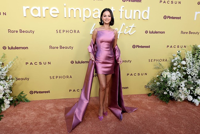 Dalam pidatonya, Selena menyampaikan bahwa Rare Beauty tidak menggunakan ‘model sungguhan’ dalam kampanye pemasarannya. “Kami tidak menggunakan model. Kami menggunakan orang-orang yang saya rasa bisa menjadi sahabatmu. Saya ingin sesuatu yang nyata,” kata istri Benny Blanco saat itu. Foto: Getty Images for Rare Impact Fun/Amy Sussman