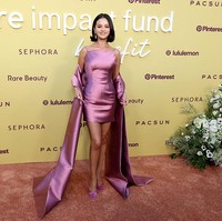 Dalam pidatonya, Selena menyampaikan bahwa Rare Beauty tidak menggunakan ‘model sungguhan’ dalam kampanye pemasarannya. “Kami tidak menggunakan model. Kami menggunakan orang-orang yang saya rasa bisa menjadi sahabatmu. Saya ingin sesuatu yang nyata,” kata istri Benny Blanco saat itu. Foto: Getty Images for Rare Impact Fun/Amy Sussman