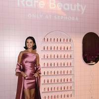 Selena Gomez tampil memukau dalam acara Rare Impact Fund Benefit 2025 di Los Angeles, Rabu (29/10/2025). Aktris dan penyanyi 33 tahun itu tampil dalam balutan gaun mini warna ungu.  Foto: Getty Images for Rare Impact Fun/Amy Sussman