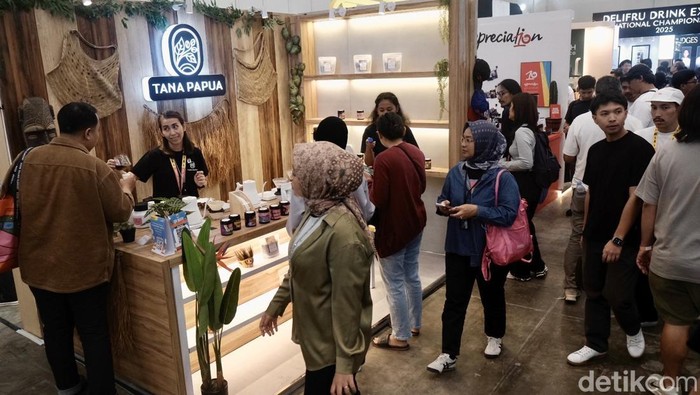 Semerbak Aroma Kopi Nusantara di Jakarta Coffee Week 2025 Pengunjung memadati area pameran Jakarta Coffee Week (Jacoweek) 2025 di ICE BSD, Tangerang, Jumat (31/10/2025). Festival kopi tahunan ini menjadi ajang temu pecinta kopi dari seluruh Indonesia.