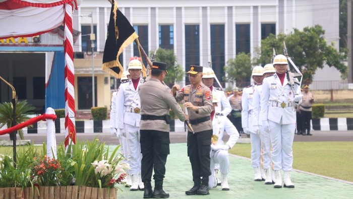 Serah terima pataka βSurakarya Manggala Satyaβ dari Irjen Hendro Pandowo kepada Irjen Viktor T Sihombing. Serah terima pataka βSurakarya Manggala Satyaβ dari Irjen Hendro Pandowo kepada Irjen Viktor T Sihombing.