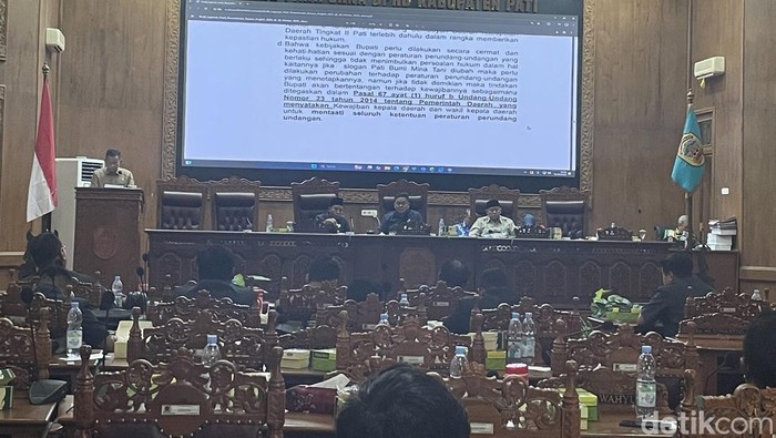 Sidang Paripurna DPRD Pati Suasana paripurna hak angket kebijakan Bupati Pati di DPRD Pati, Jumat (31/10/2025).