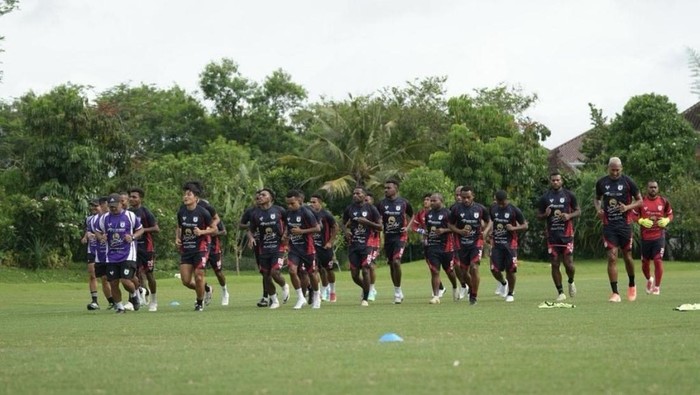 Skuad Persipura Jayapura saat sesi latihan di Yogyakarta, Jumat (31/10/2025). Skuad Persipura Jayapura saat sesi latihan di Yogyakarta, Jumat (31/10/2025).