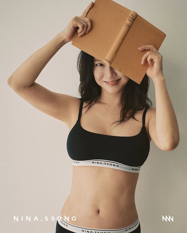 Dalam foto promosi yang dirilis, Song ji Hyo tampak mengenakan beberapa koleksi terbaru. Salah satunya bra top berdesain minimalis dalam dua pilihan warna, putih dan hitam. Foto: Instagram/@_nina.ssong_