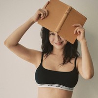 Dalam foto promosi yang dirilis, Song ji Hyo tampak mengenakan beberapa koleksi terbaru. Salah satunya bra top berdesain minimalis dalam dua pilihan warna, putih dan hitam. Foto: Instagram/@_nina.ssong_