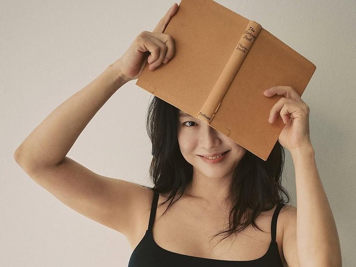 Song Ji Hyo jadi model lingerie.