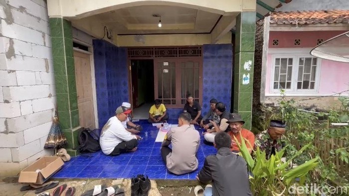 Suasana rumah duka Eneng, yang tewas gantug diri. Suasana rumah duka Eneng, yang tewas gantug diri.