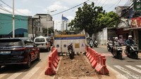 Proyek ini menyebabkan penyempitan ruas jalan sehingga arus kendaraan melambat.  