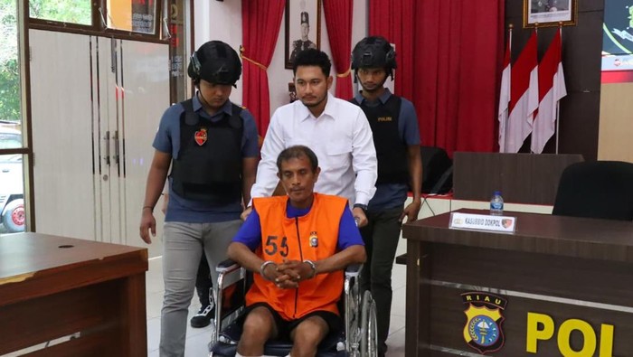 Tampang Ikhsan (44), pembunuh pria yang jasadnya dikubur dan dibungkus terpal di Siak, Riau. Tampang Ikhsan (44), pembunuh pria yang jasadnya dikubur dan dibungkus terpal di Siak, Riau.