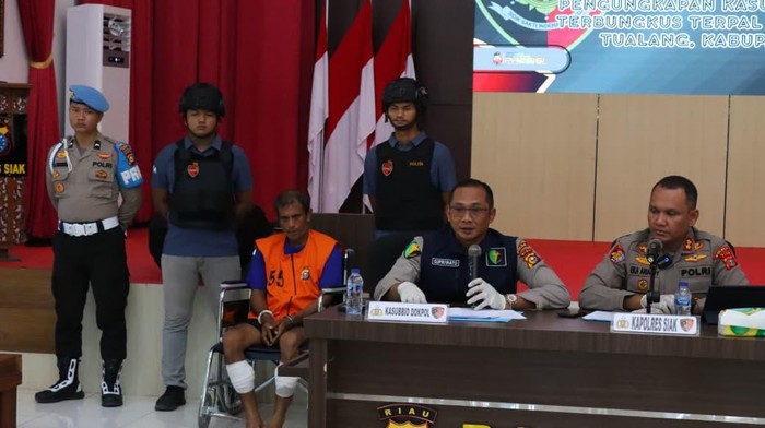 Tampang Ikhsan (44), pembunuh pria yang jasadnya dikubur dan dibungkus terpal di Siak, Riau. Tampang Ikhsan (44), pembunuh pria yang jasadnya dikubur dan dibungkus terpal di Siak, Riau.