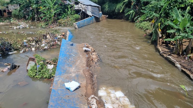 Tanggul Baswedan jebol di Jati Padang, Jakarta Selatan (Taufiq/detikcom) Tanggul Baswedan jebol di Jati Padang, Jakarta Selatan (Taufiq/detikcom)