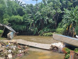 Video Rumah Warga Kebanjiran gegara Tanggul Baswedan Jati Padang Jebol