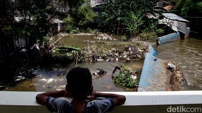 Tanggul Baswedan Jebol, Jati Padang Jaksel Terendam Banjir