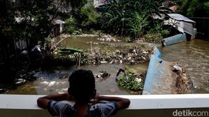 Tanggul Baswedan Jebol, Jati Padang Jaksel Terendam Banjir