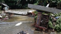 Akibat jebolnya tanggul, sejumlah RT di Jati Padang masih terendam banjir hingga pukul 11.20 WIB. 
