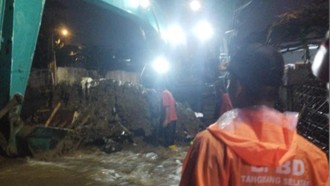 Tanggul di Tangsel Jebol, Permukiman Warga Terendam Banjir Tanggul di Tangsel Jebol, Permukiman Warga Terendam Banjir