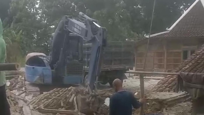 Tangkapan layar pria asal Sragen robohkan rumah usai tuding istri selingkuh Tangkapan layar pria asal Sragen robohkan rumah usai tuding istri selingkuh
