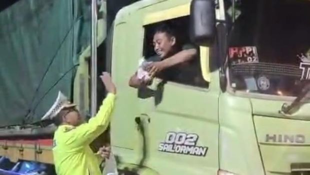 Tangkapan layar video Polantas Polrestabes Semarang Bantu Warga di Kaligawe Tangkapan layar video Polantas Polrestabes Semarang Bantu Warga di Kaligawe