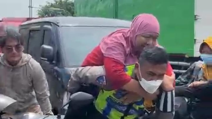 Tangkapan layar video Polantas Polrestabes Semarang Bantu Warga di Kaligawe