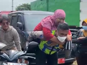 Polantas Berjibaku Bantu Warga dan Sopir Truk Terdampak Banjir di Kaligawe Semarang