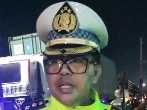 Tangkapan layar video Polantas Polrestabes Semarang Bantu Warga di Kaligawe Tangkapan layar video Polantas Polrestabes Semarang Bantu Warga di Kaligawe