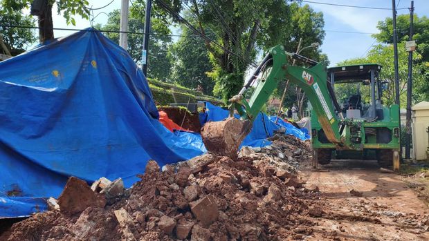 Tembok pembatas TPU Jeruk Purut rusak akibat hujan deras (Kurniawan/detikcom) Tembok pembatas TPU Jeruk Purut rusak akibat hujan deras (Kurniawan/detikcom)
