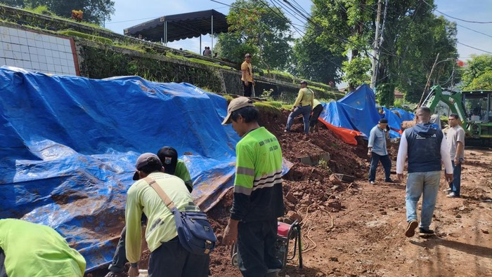 Tembok pembatas TPU Jeruk Purut rusak akibat hujan deras (Kurniawan/detikcom) Tembok pembatas TPU Jeruk Purut rusak akibat hujan deras (Kurniawan/detikcom)