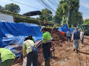 Tembok Pembatas TPU Jeruk Purut Roboh, 12 Makam Terdampak Direlokasi