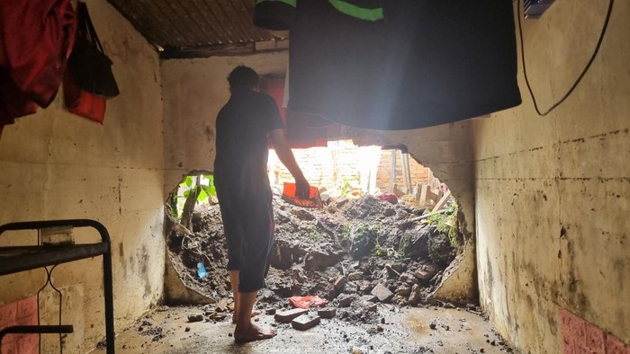 Tembok Rumah Warga Bolong Imbas Tanggul Baswedan Jebol Tanggul Baswedan di Jati Padang, Pasar Minggu, Jakarta Selatan (Jaksel), jebol menyebabkan banjir di perumahan warga. Tembok rumah warga ambruk diterjang air usai tanggul jebol, Jumat (31/10/2025).