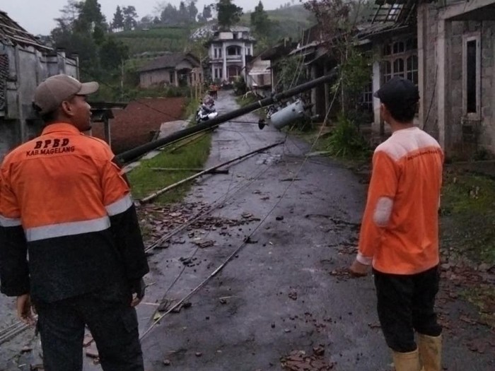 Tiang listrik di Dusun Bakalan, Desa Sutopati, Kecamatan Kajoran, Kabupaten Magelang yang roboh karena angin kencang, Jumat (31/10/2025). (Foto: Dok BPBD Kabupaten Magelang). Tiang listrik di Dusun Bakalan, Desa Sutopati, Kecamatan Kajoran, Kabupaten Magelang yang roboh karena angin kencang, Jumat (31/10/2025). (Foto: Dok BPBD Kabupaten Magelang).