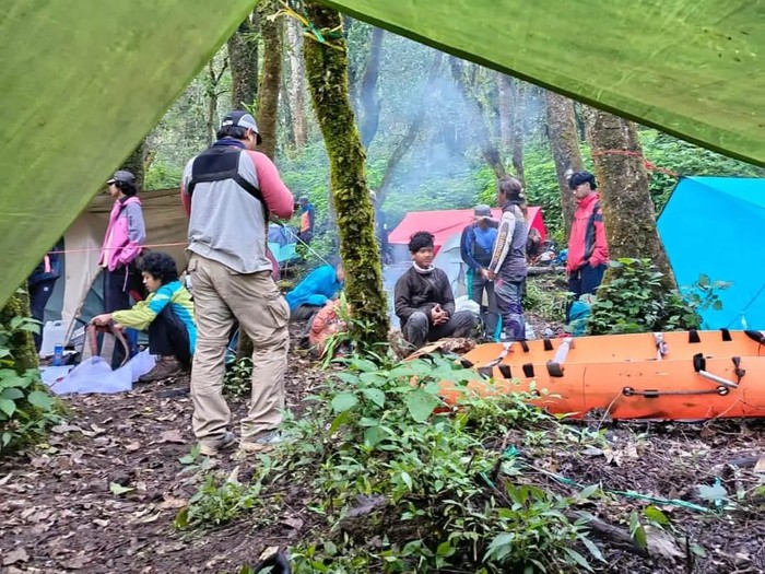 Tim gabungan dalam proses evakuasi mayat misterius di Puncak Gunung Ciremai