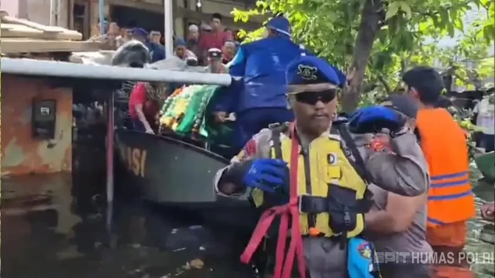 Tim SAR Ditpolairud Polda Jawa Tengah bantu pemakaman jenazah Kaslimah di Kelurahan Trimulyo, Kecamatan Genuk, Kota Semarang Tim SAR Ditpolairud Polda Jawa Tengah bantu pemakaman jenazah Kaslimah di Kelurahan Trimulyo, Kecamatan Genuk, Kota Semarang